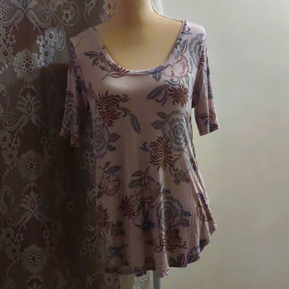 24/7 Women's size S gray brown floral top scoop neck short sleeve longer in back